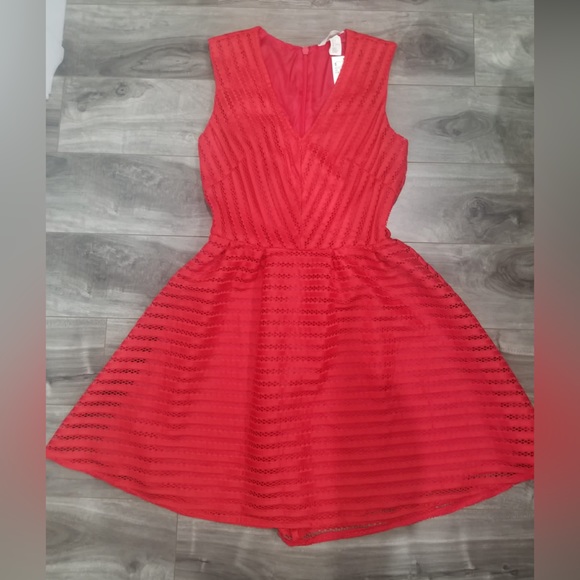 Dresses & Skirts - New Red v neck stripe dress